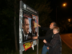 Dernier collage sur l'affichage libre avant la fin de la campagne de premier tour