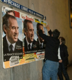 Dernier collage sur l'affichage libre avant la fin de la campagne de premier tour