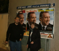 Dernier collage sur l'affichage libre avant la fin de la campagne de premier tour