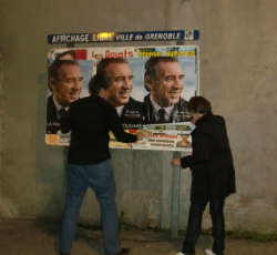 Dernier collage sur l'affichage libre avant la fin de la campagne de premier tour