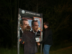 Dernier collage sur l'affichage libre avant la fin de la campagne de premier tour